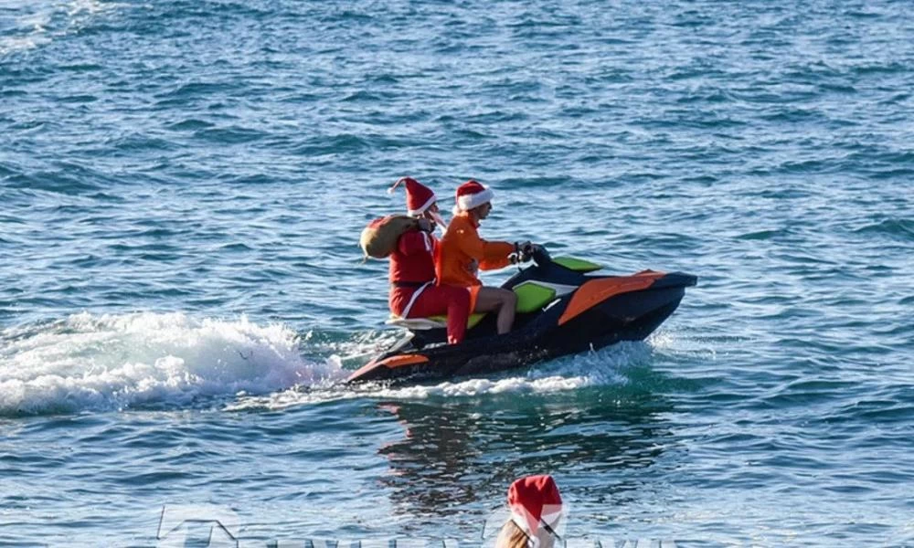 Πρέβεζα: Με... jet ski έφτασε ο Άγιος Βασίλης στο Μονολίθι για να μοιράσει δώρα στα παιδιά